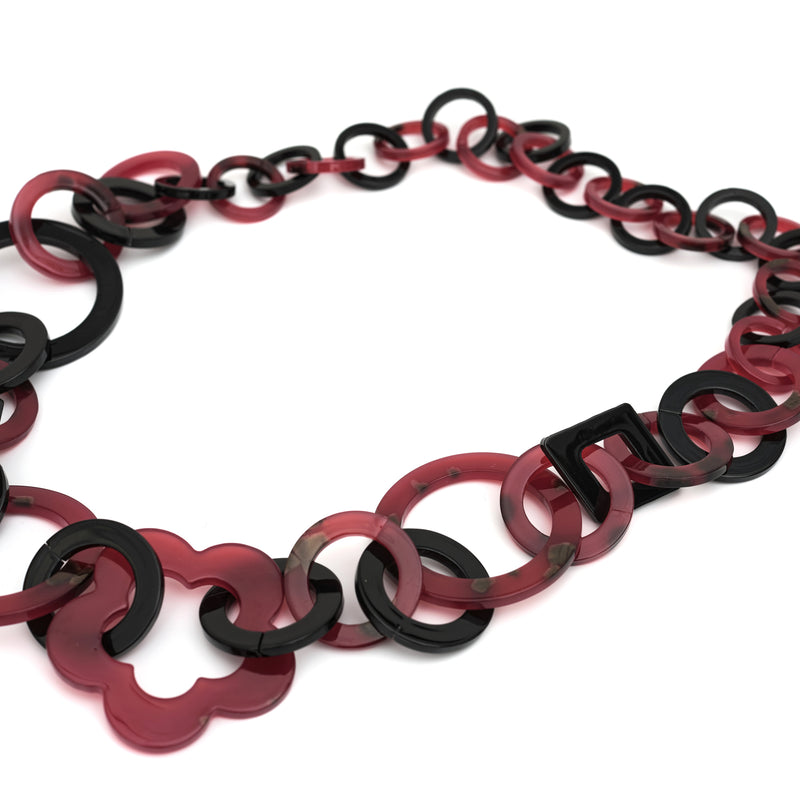 black and tortoiseshell red acrylic chainmail necklace link details close up