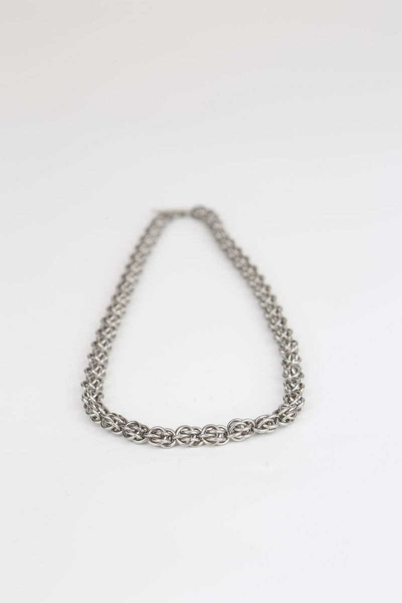 Sweet Pea necklace in small chain detail